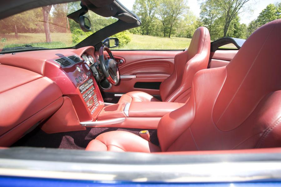 Интерьер Aston Martin V12 Vanquish Roadster Zagato 2004 года  (фото 11 из 24)
